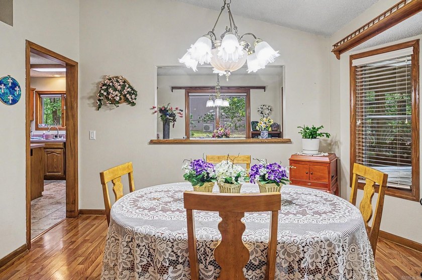 Easy Living in this 3 bedroom 2 bath home. Laminate flooring - photo 14
