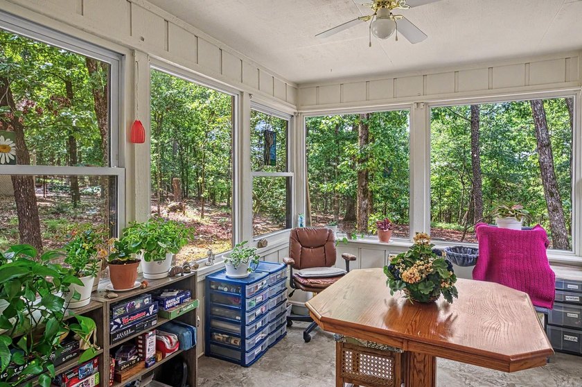 Easy Living in this 3 bedroom 2 bath home. Laminate flooring - photo 19