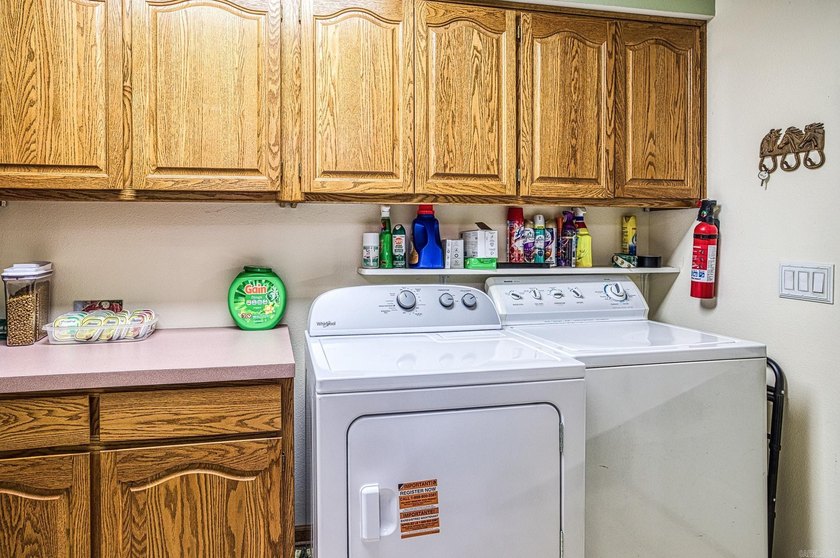 Easy Living in this 3 bedroom 2 bath home. Laminate flooring - photo 20