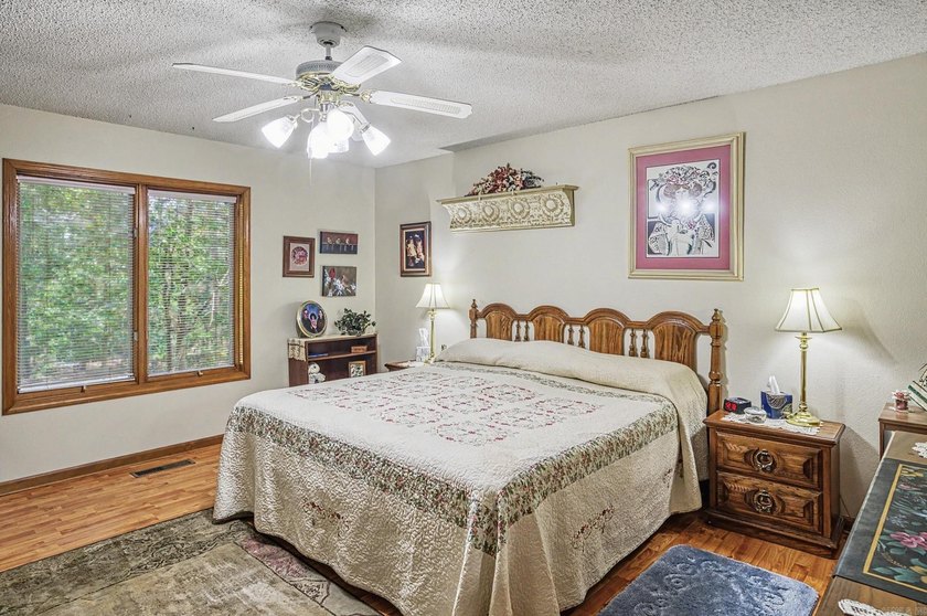 Easy Living in this 3 bedroom 2 bath home. Laminate flooring - photo 22