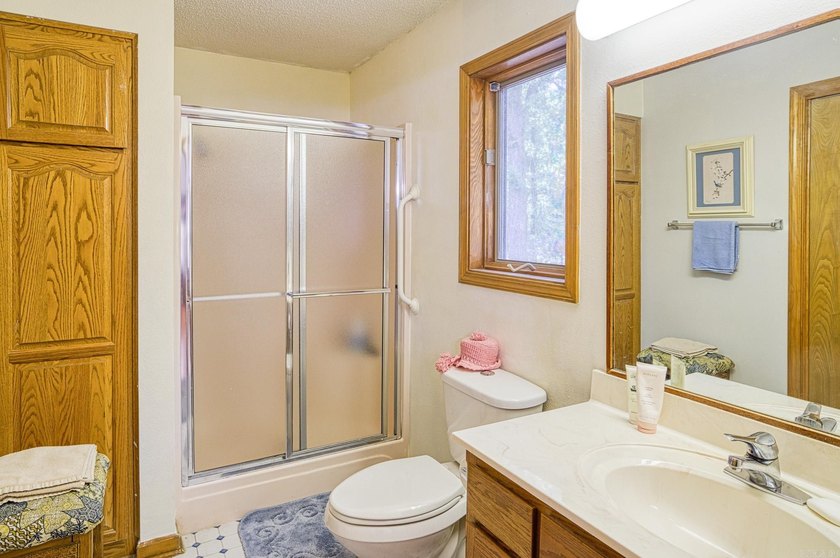 Easy Living in this 3 bedroom 2 bath home. Laminate flooring - photo 24