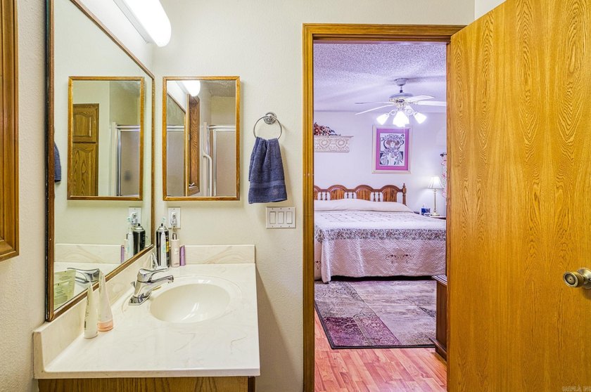 Easy Living in this 3 bedroom 2 bath home. Laminate flooring - photo 25