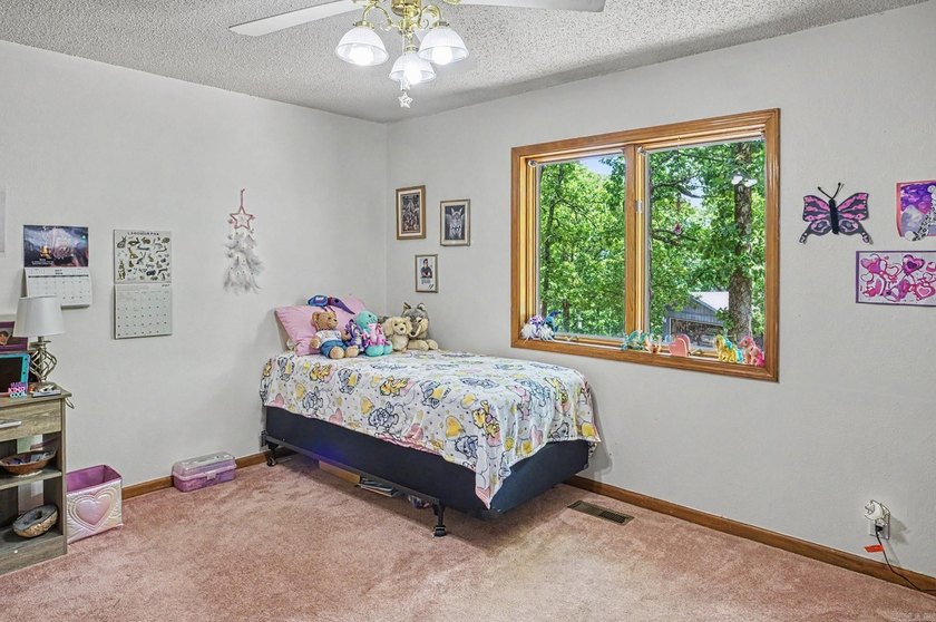Easy Living in this 3 bedroom 2 bath home. Laminate flooring - photo 26