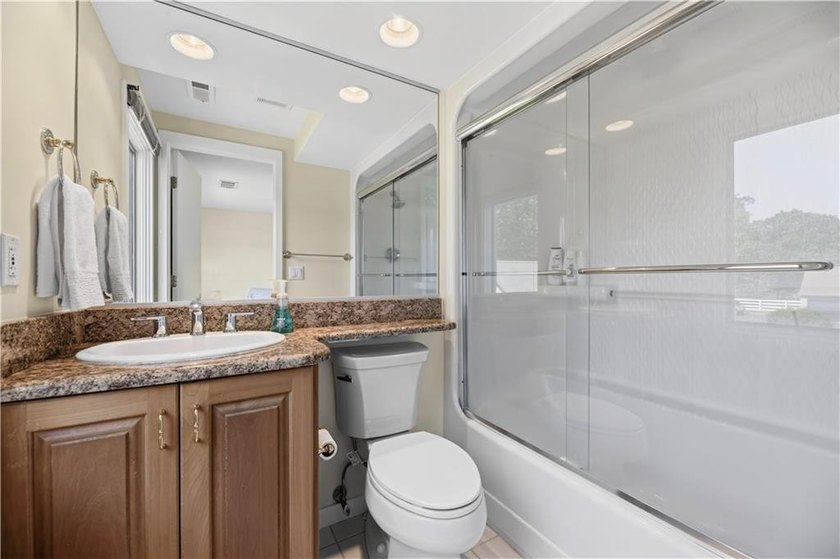 This inviting and well-maintained 2-bedroom, 2.5-bath condo - photo 27