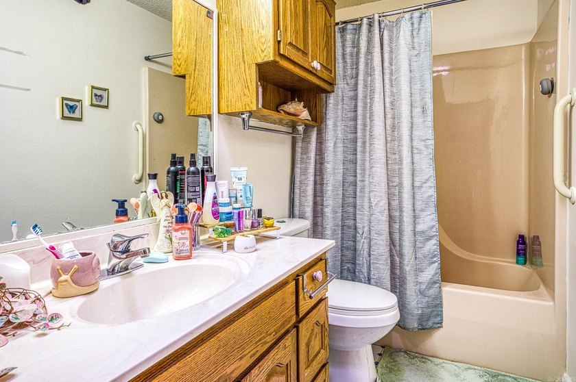 Easy Living in this 3 bedroom 2 bath home. Laminate flooring - photo 28
