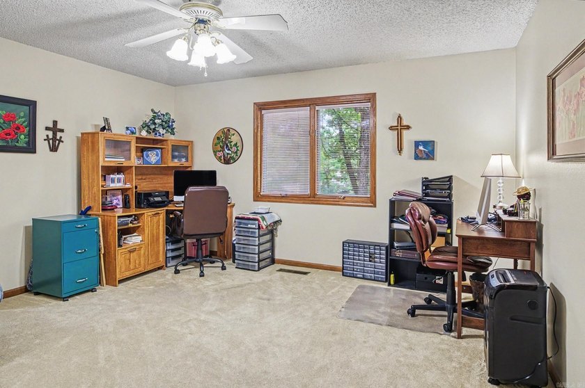 Easy Living in this 3 bedroom 2 bath home. Laminate flooring - photo 30