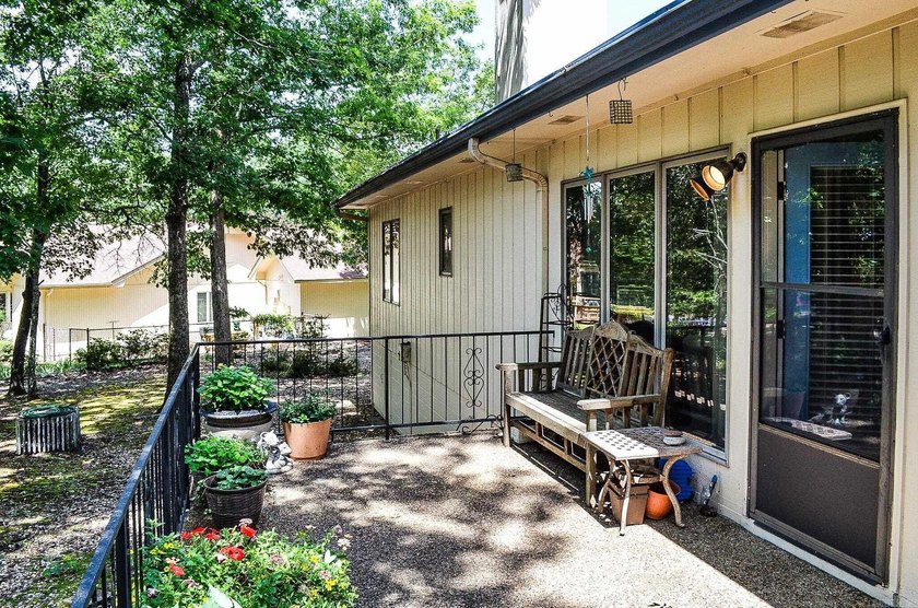 Easy Living in this 3 bedroom 2 bath home. Laminate flooring - photo 34