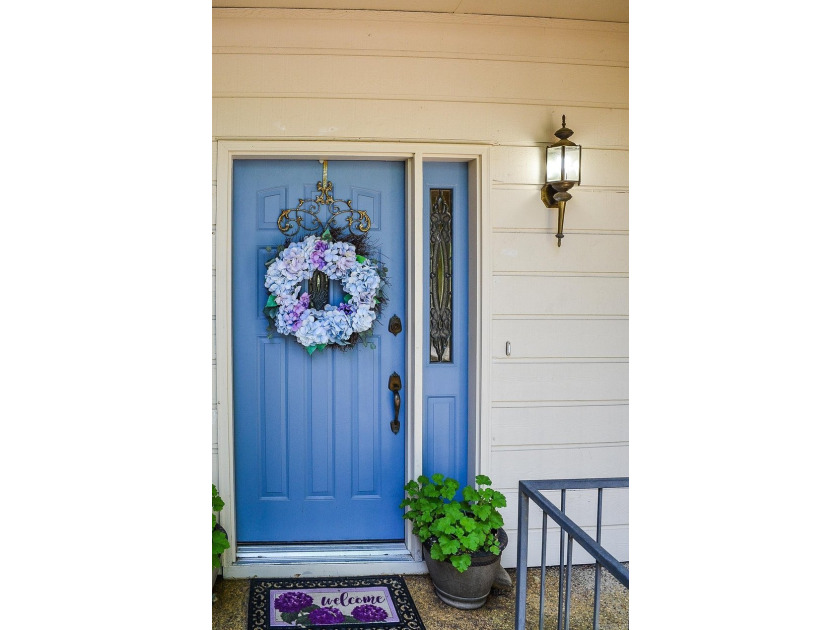 Easy Living in this 3 bedroom 2 bath home. Laminate flooring - photo 40