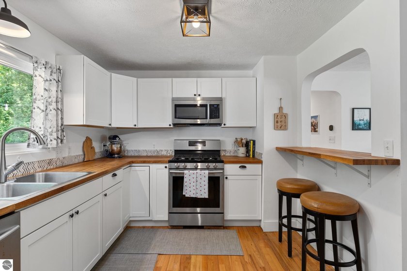 Enjoy the convenience of being just minutes from downtown - photo 11