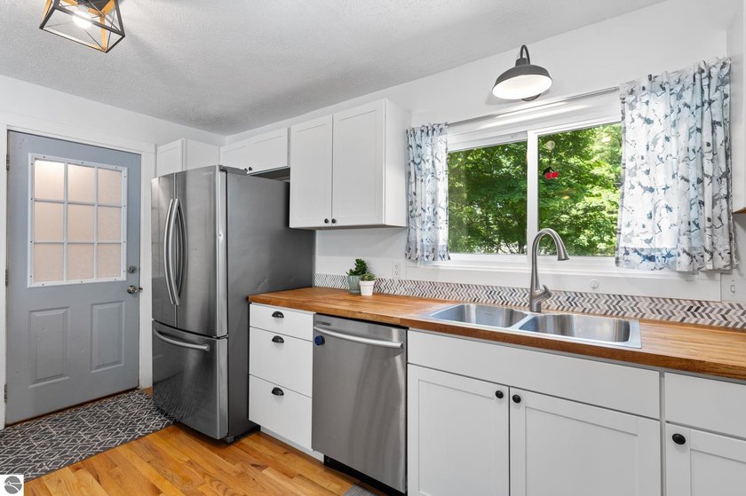 Enjoy the convenience of being just minutes from downtown - photo 14