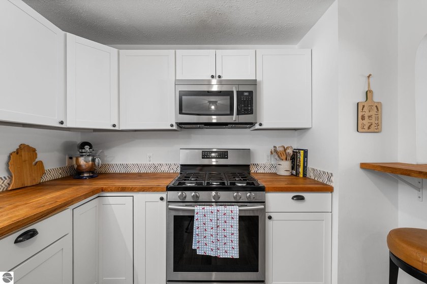 Enjoy the convenience of being just minutes from downtown - photo 15