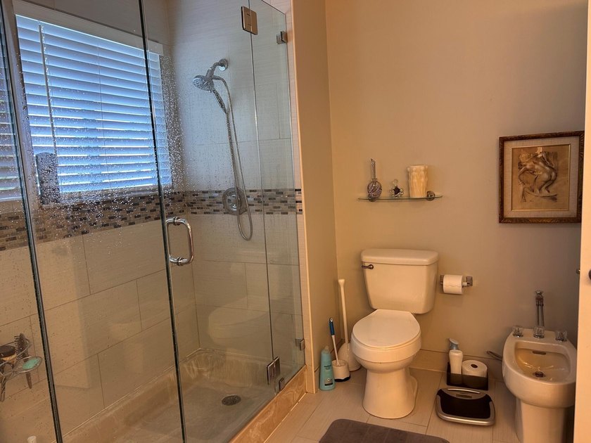 Spacious end-unit townhome located in the desired Cortina - photo 16