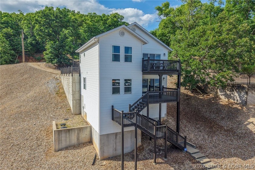 Absolutely charming lake home completely remodeled with great - photo 34