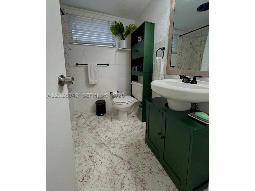 Stunning 1 Bed, 1.5 Bath Condo in Desirable Skylake! This - photo 12