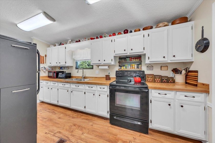 Welcome home to the country! Nestled in a secluded holler in - photo 25