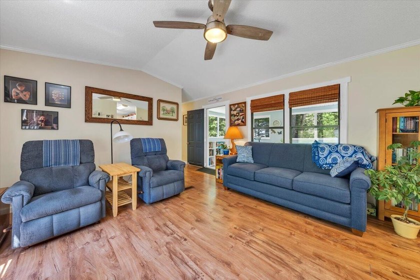 Welcome home to the country! Nestled in a secluded holler in - photo 28