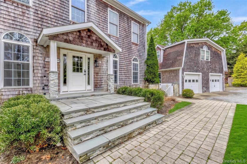 Exquisite Resort-Style Retreat in East Quogue. Recently - photo 2