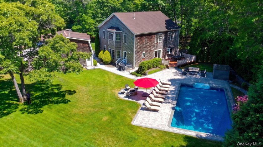 Exquisite Resort-Style Retreat in East Quogue. Recently - photo 4