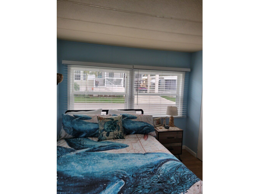 This beautifully maintained Home features upgraded bathrooms - photo 4
