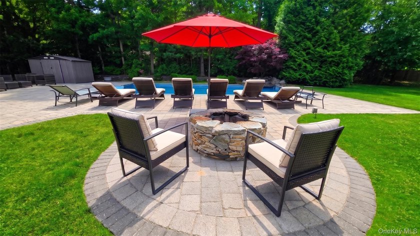 Exquisite Resort-Style Retreat in East Quogue. Recently - photo 5
