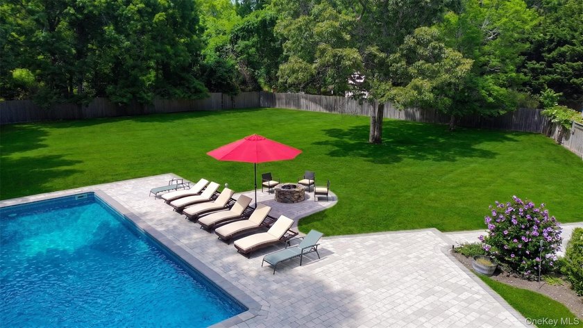 Exquisite Resort-Style Retreat in East Quogue. Recently - photo 8