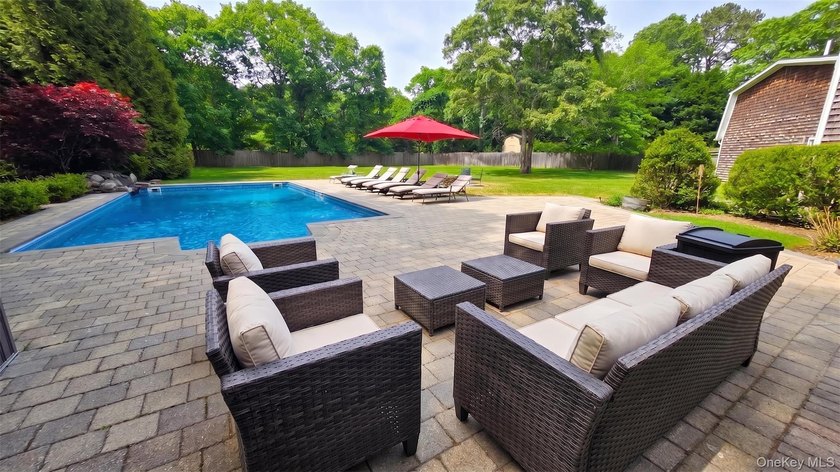 Exquisite Resort-Style Retreat in East Quogue. Recently - photo 9
