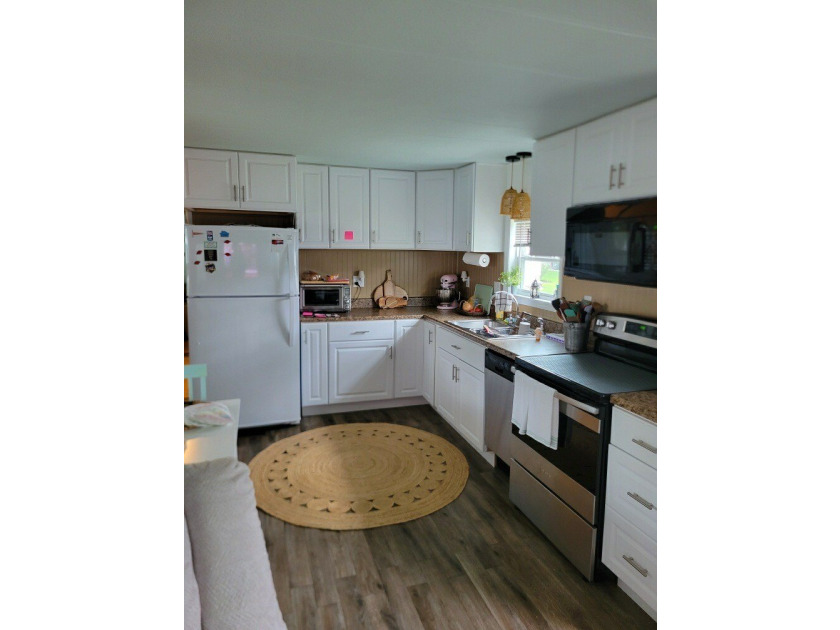 This beautifully maintained Home features upgraded bathrooms - photo 9