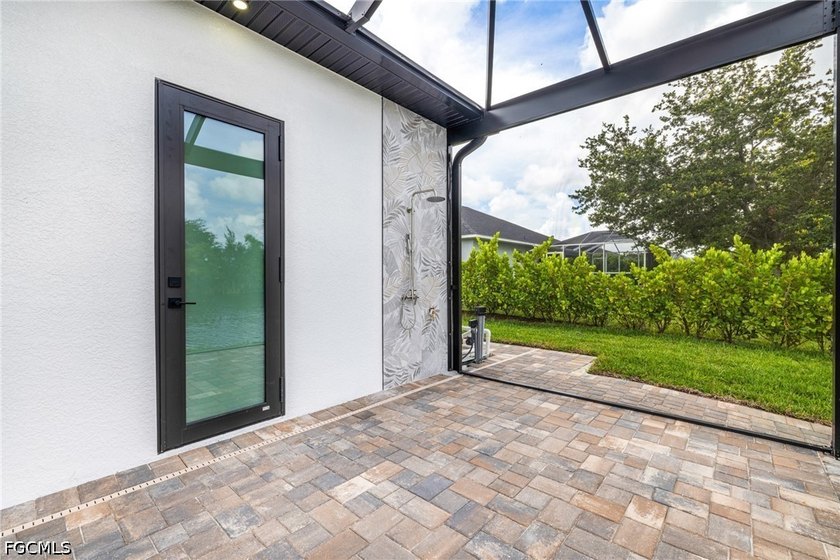 New Modern CUSTOM MUST SEE 4 Bed 3 Bath 3 Car Garage Freshwater - photo 46