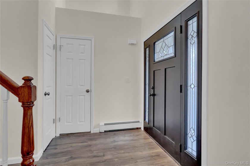 Move right into this updated 3 BR, 2.5 Bathroom, Colonial style - photo 3