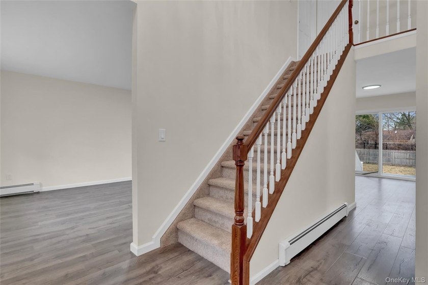 Move right into this updated 3 BR, 2.5 Bathroom, Colonial style - photo 4