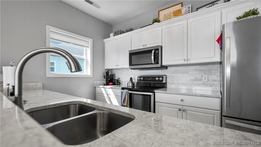 Welcome to this stunning 3 Bed/3 Bath top-floor condo at the - photo 4