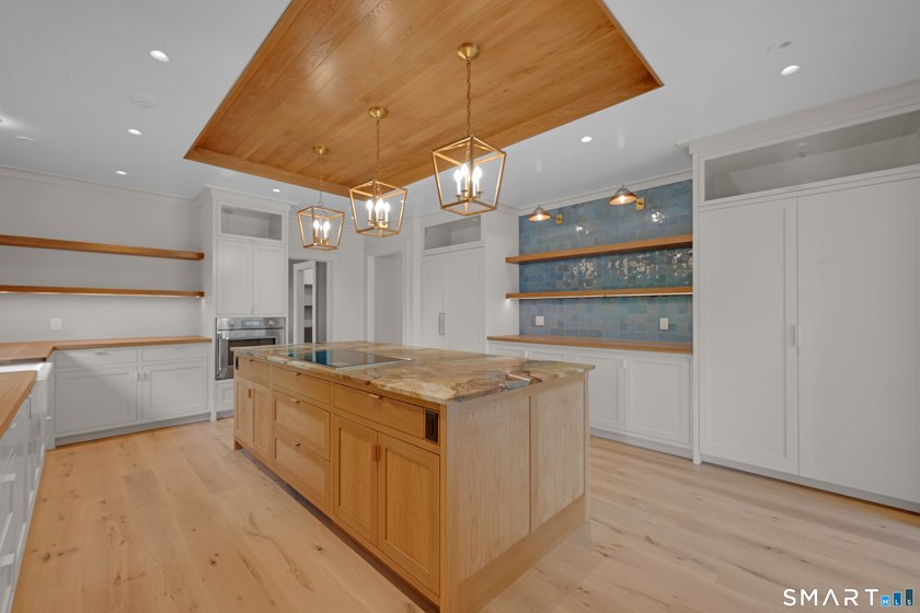 Extraordinary Waterfront Estate. Set on an exceptional 5.5-acre - photo 4