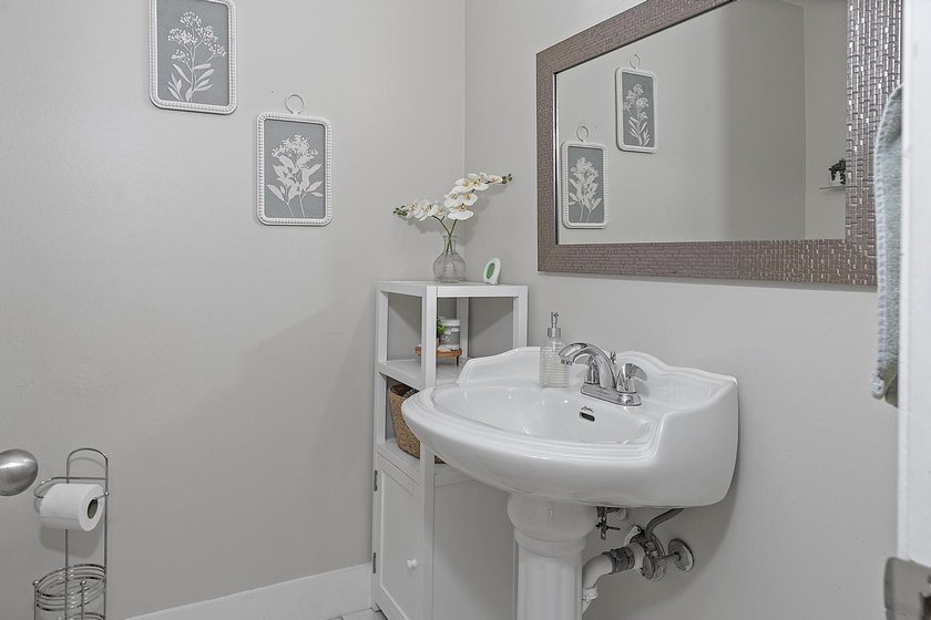 Spacious and well-maintained 3-bedroom, 2.5-bath townhouse - photo 12