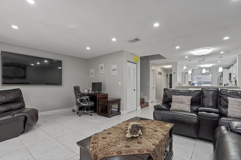 Spacious and well-maintained 3-bedroom, 2.5-bath townhouse - photo 16