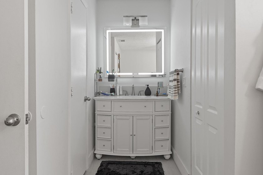 Spacious and well-maintained 3-bedroom, 2.5-bath townhouse - photo 22