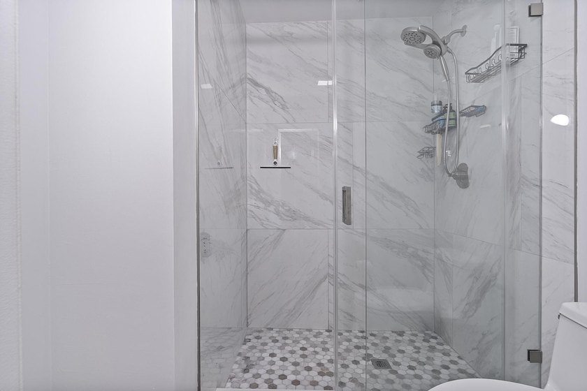 Spacious and well-maintained 3-bedroom, 2.5-bath townhouse - photo 23