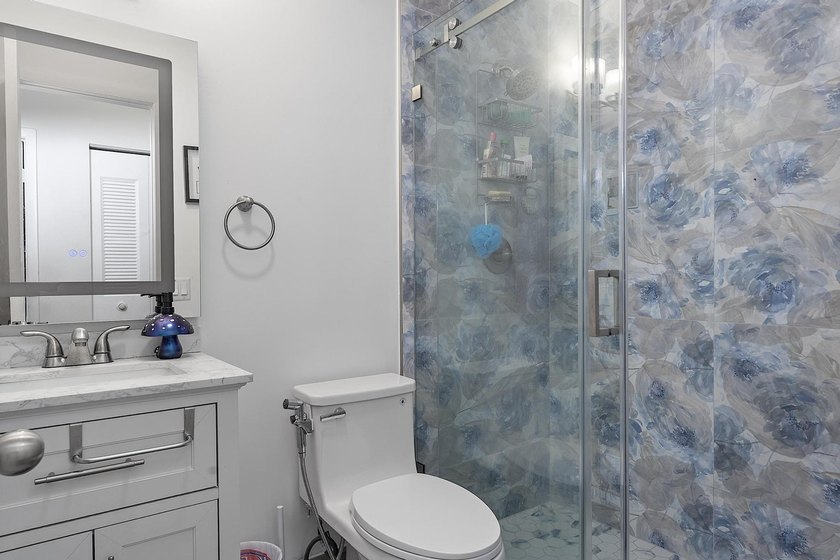 Spacious and well-maintained 3-bedroom, 2.5-bath townhouse - photo 24