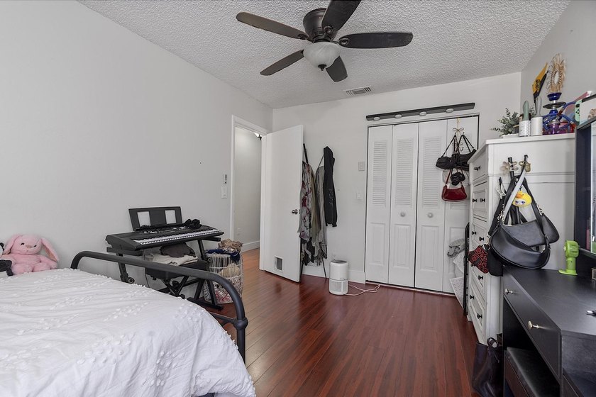 Spacious and well-maintained 3-bedroom, 2.5-bath townhouse - photo 26