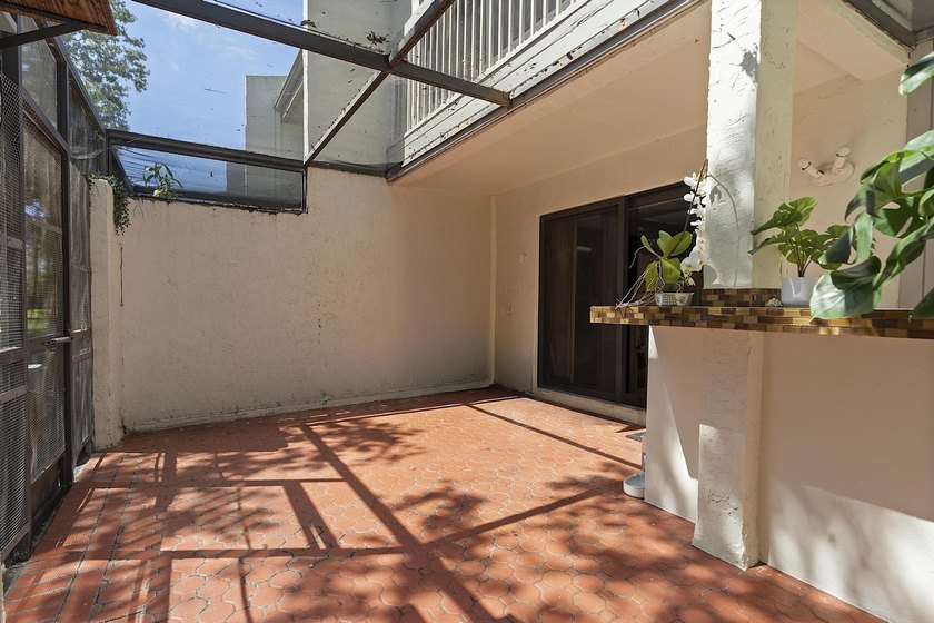 Spacious and well-maintained 3-bedroom, 2.5-bath townhouse - photo 30