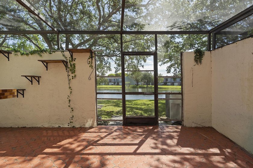 Spacious and well-maintained 3-bedroom, 2.5-bath townhouse - photo 31