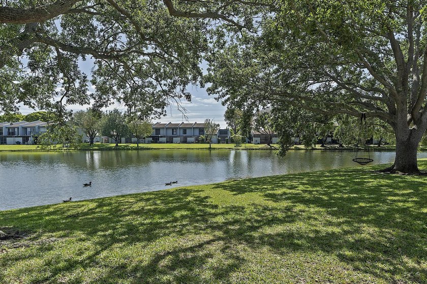 Spacious and well-maintained 3-bedroom, 2.5-bath townhouse - photo 32