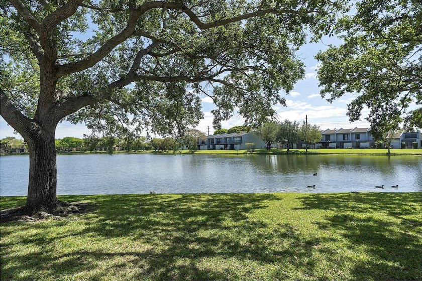 Spacious and well-maintained 3-bedroom, 2.5-bath townhouse - photo 33