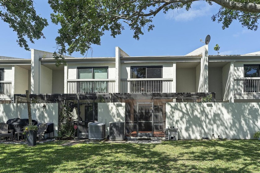Spacious and well-maintained 3-bedroom, 2.5-bath townhouse - photo 34