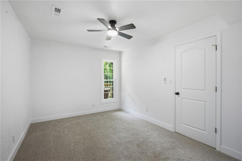 Move right into this beautifully renovated 4-bedroom, 2-bath - photo 33