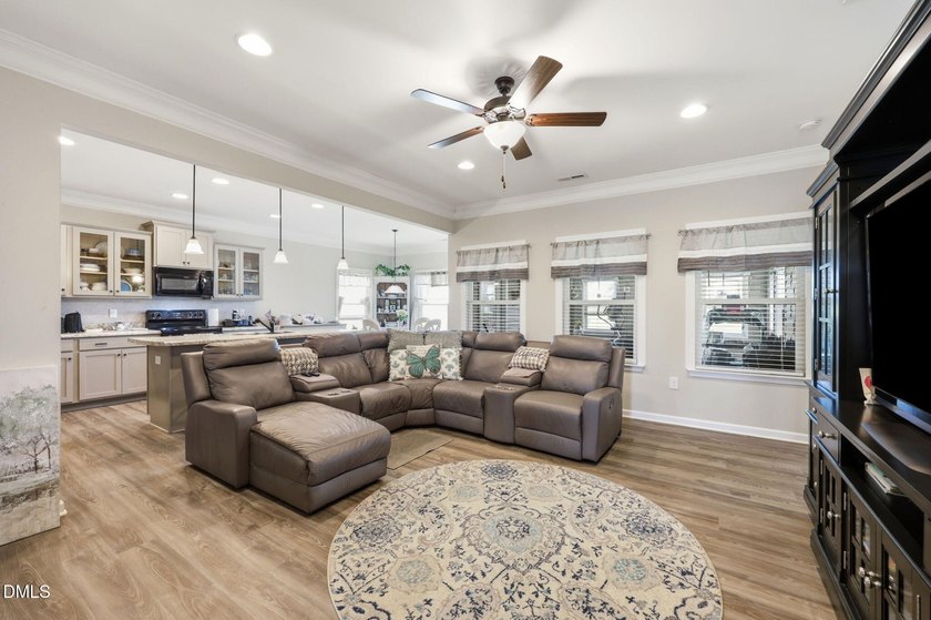 Welcome to this spacious home in the desirable Beverly Place - photo 3