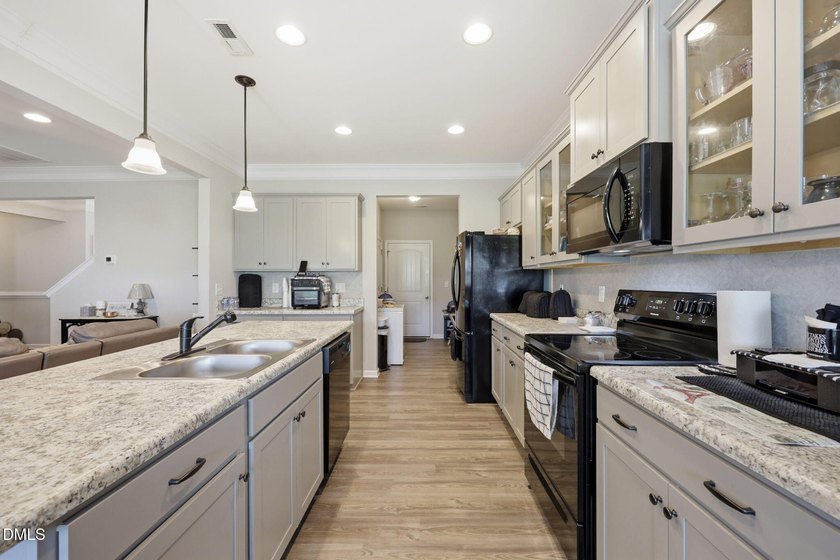 Welcome to this spacious home in the desirable Beverly Place - photo 9