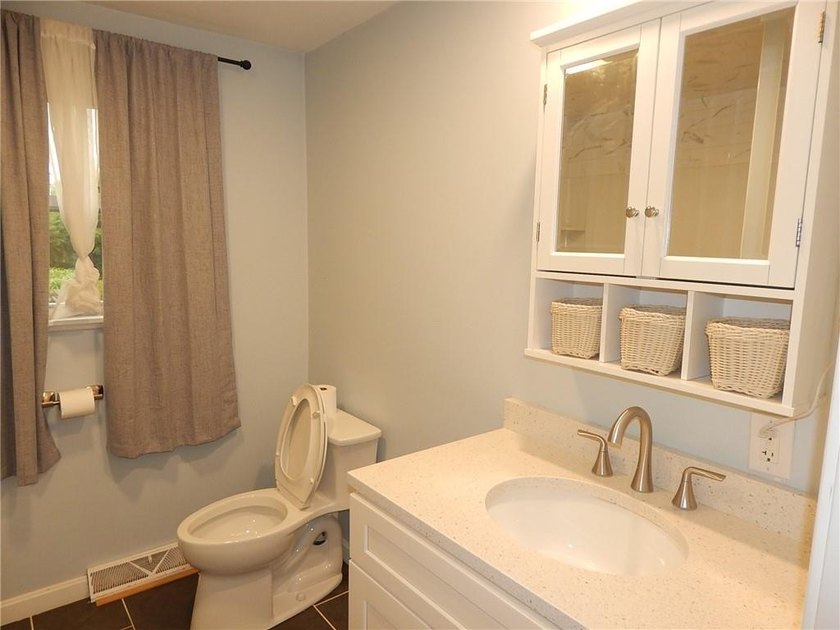 Move-in-condition 3-bedroom Ranch that was completely updated 2 - photo 20