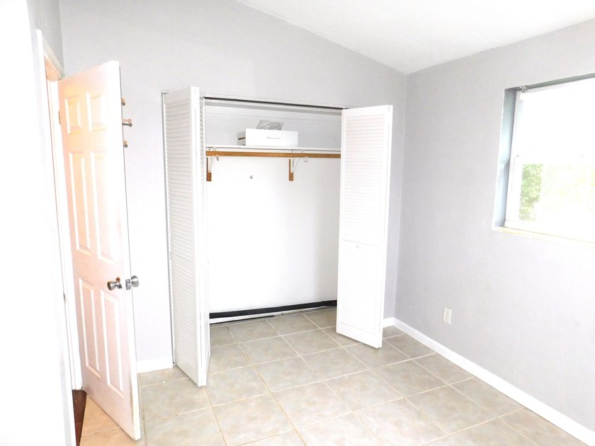 Welcome to this charming three-bedroom, one-bathroom - photo 12
