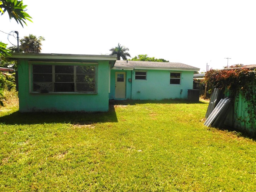 Welcome to this charming three-bedroom, one-bathroom - photo 16