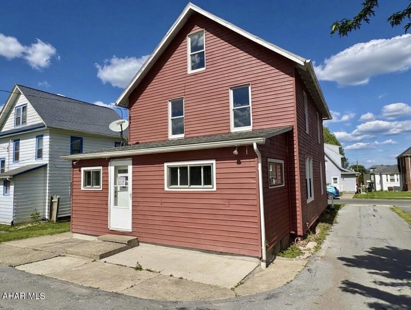 Welcome to this spacious and inviting home located on a quiet - photo 3
